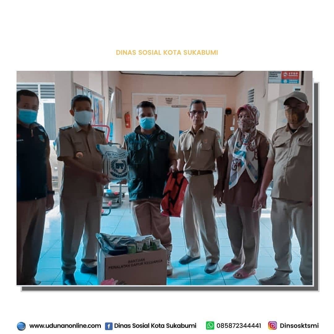 Dinas Sosial Kota Sukabumi menyalurkan ratusan paket sembako untuk pasien Covid-19 